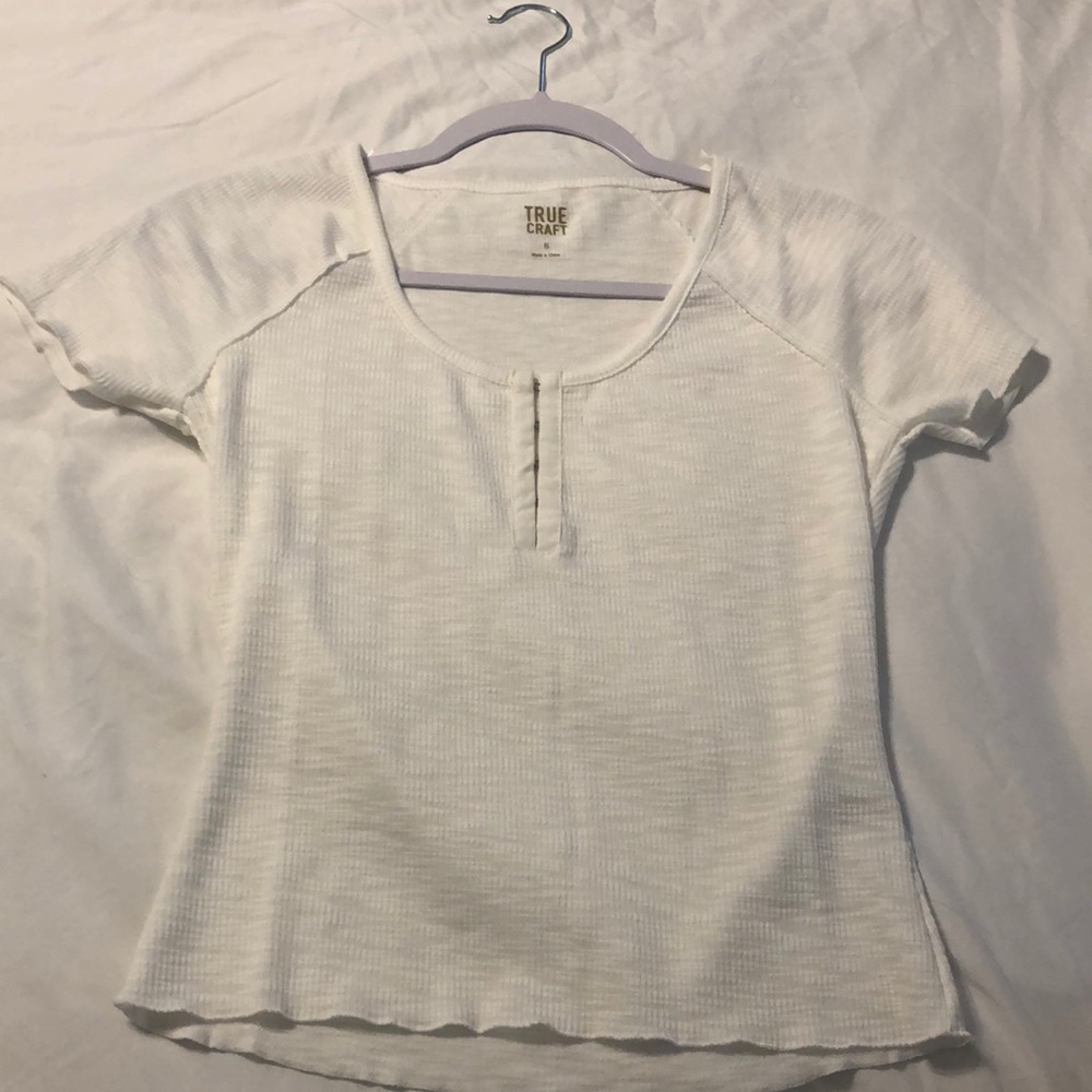 White ribbed short top.